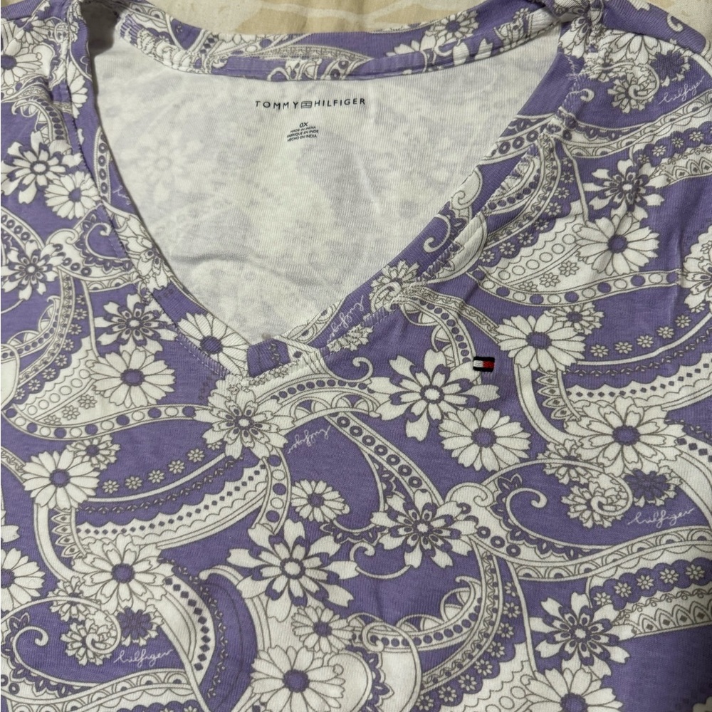 0X Tommy Hilfiger v neck tee